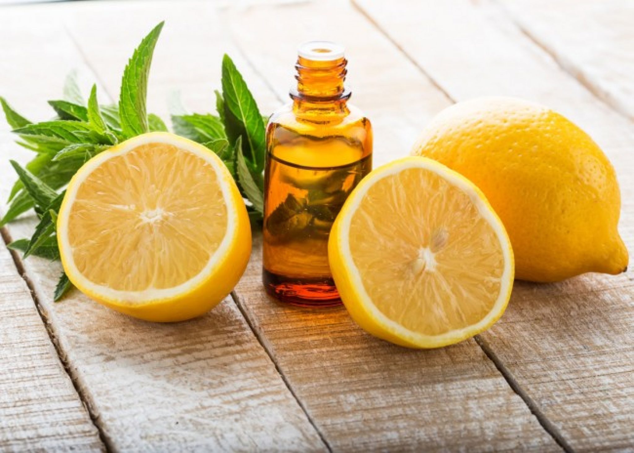 Лимонное масло. Эфирное масло лимона. Citrus Limonum масло. Lemon Essential Oil. Лимоны маслом.