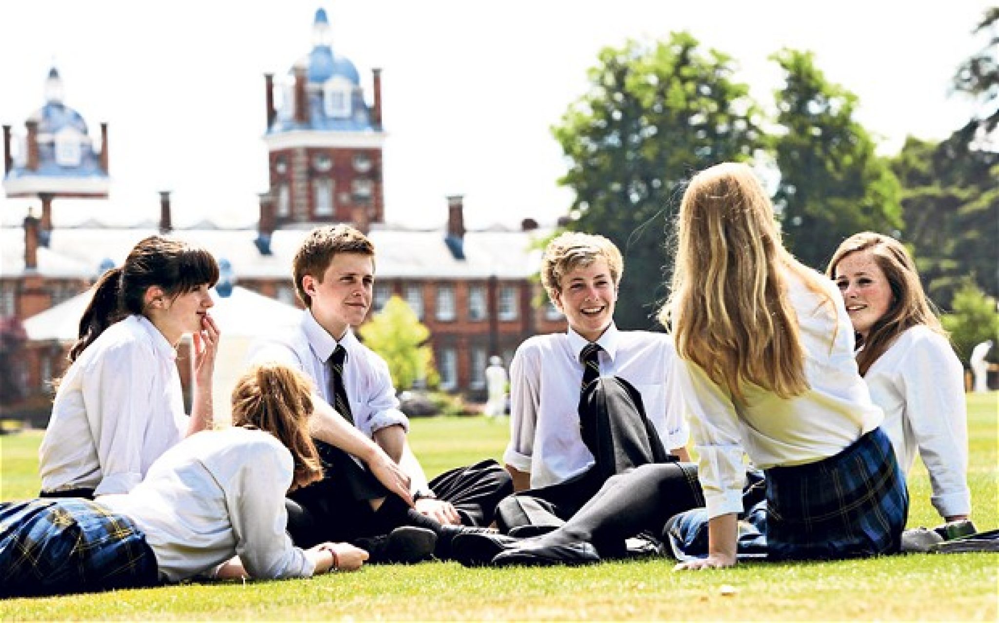 The description of the school. Образование в Великобритании. Образование в Великобритании картинки. Students Boarding School. Пансион за границей.